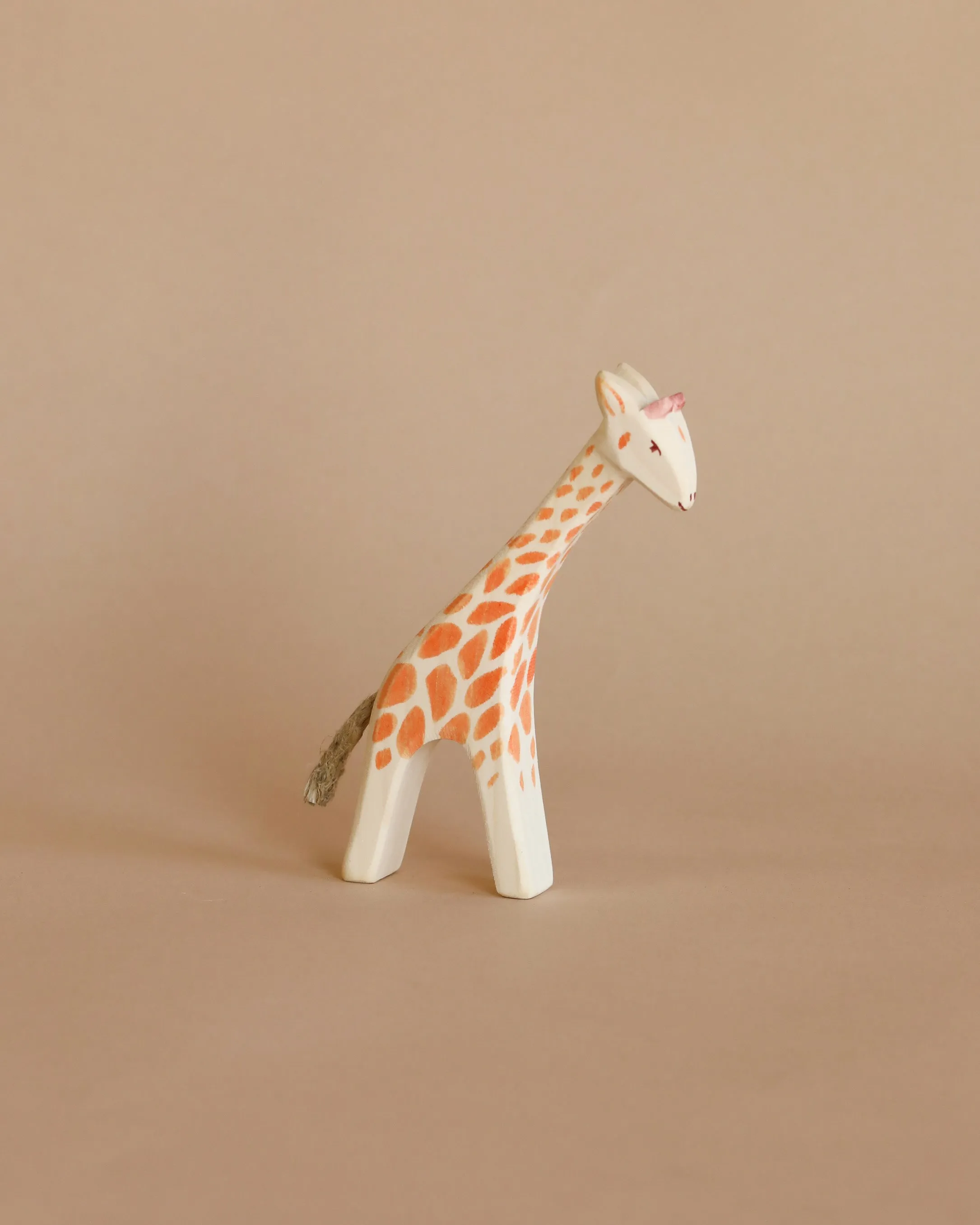 Ostheimer Small Giraffe - Head Low Odin Parker