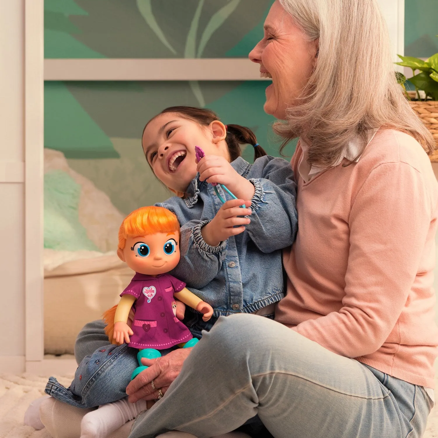 Vida the Vet Doll 33 Cm